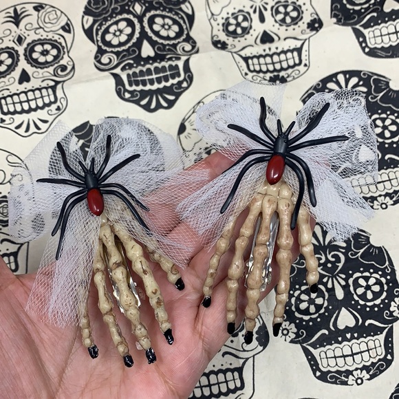 3” creepy hair clips skeleton hands with black widow spider 🕷 made by me NEW - Picture 3 of 17